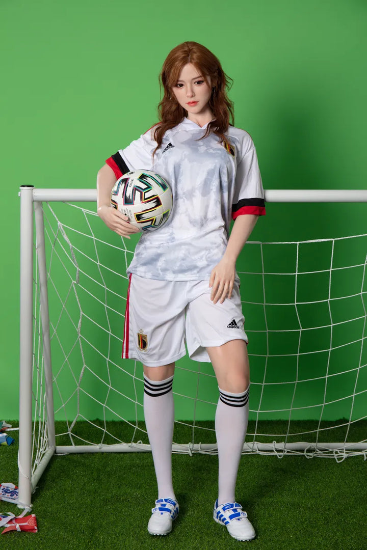 Frau in Fußballuniform mit Ball