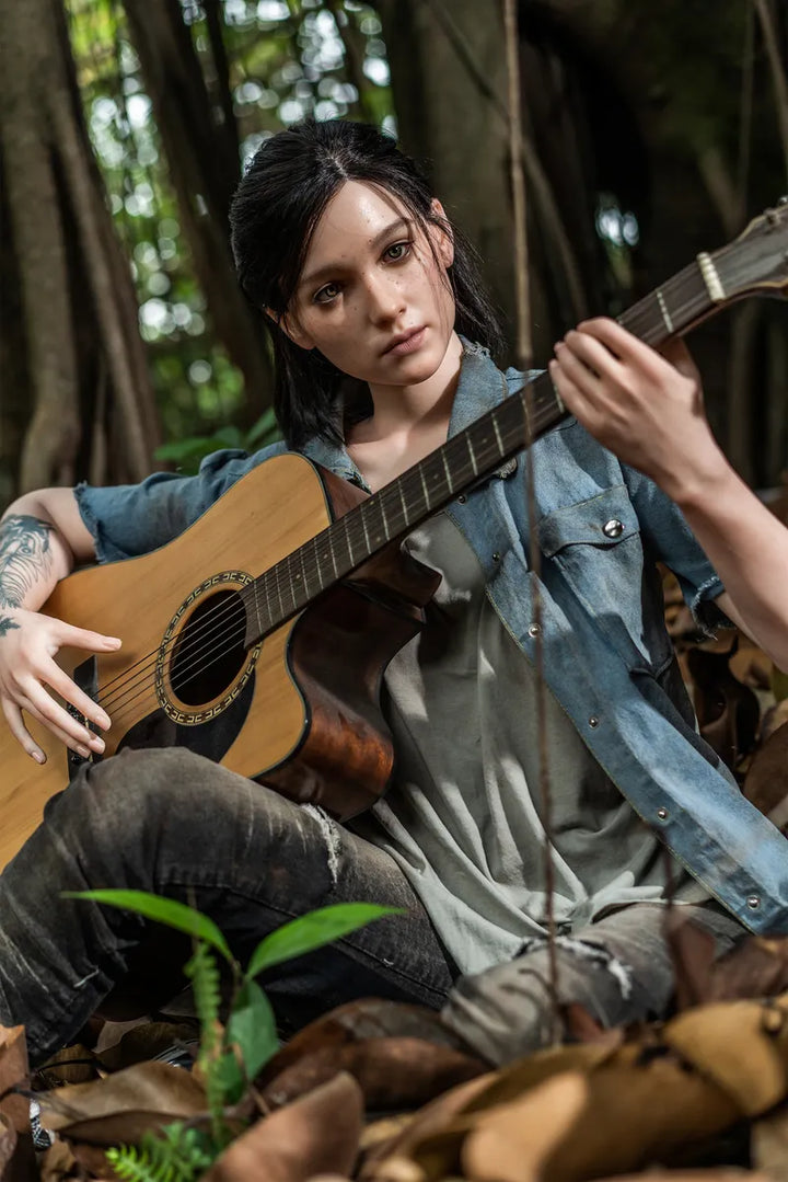 Frau spielt Gitarre im Wald