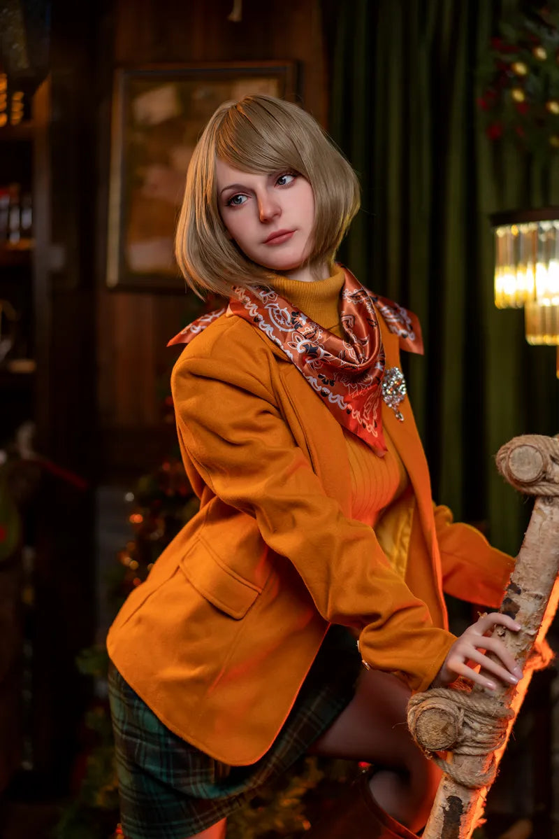 Frau in orange Jacke posiert