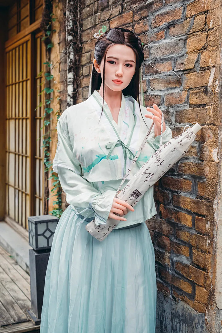 Frau in traditioneller asiatischer Kleidung