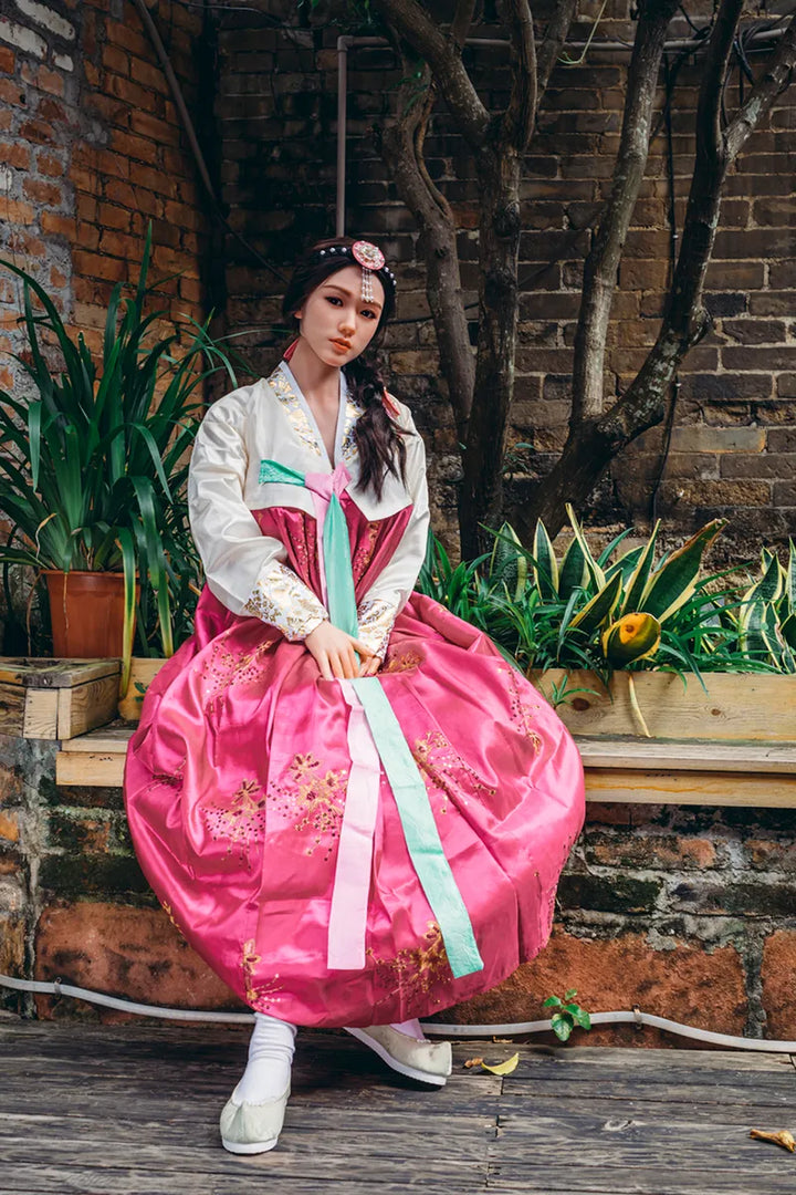 Frau in traditioneller koreanischer Kleidung