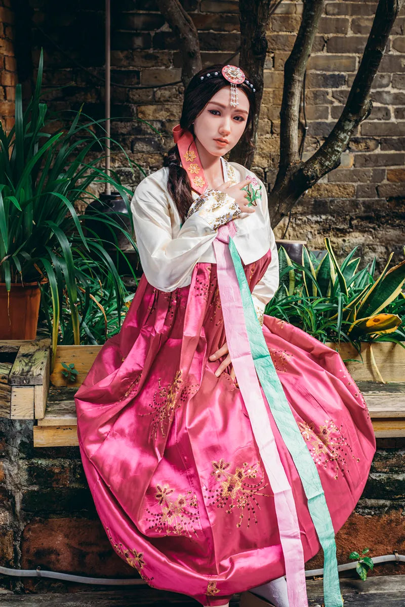 Frau in traditionellem koreanischem Hanbok