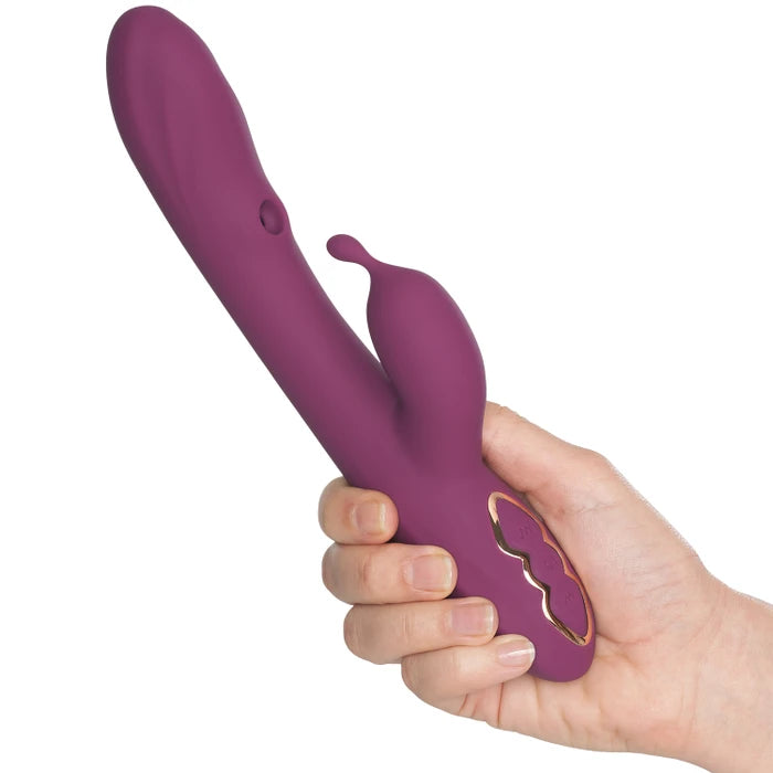 Hand hält violetten Vibrator