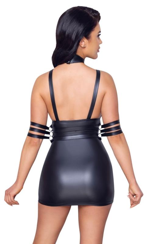 Frau in schwarzem Latexkleid