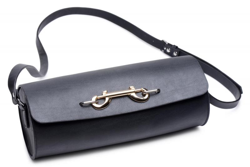 Schwarze Tasche mit Metallverschluss